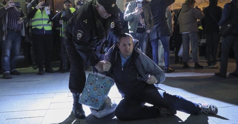 Има задържани хора в поне 15 градаПовече от 100 души