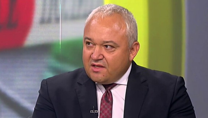 По думите на вътрешния министър четирима служители на МВР помагали