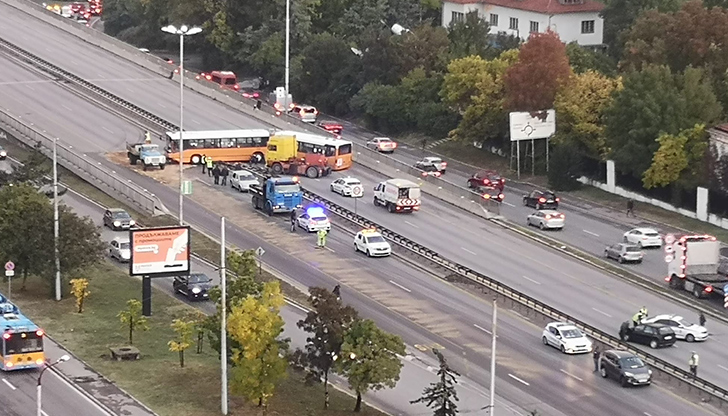 Булевардът е затворен в посока центъраИнцидент с автобус на градския