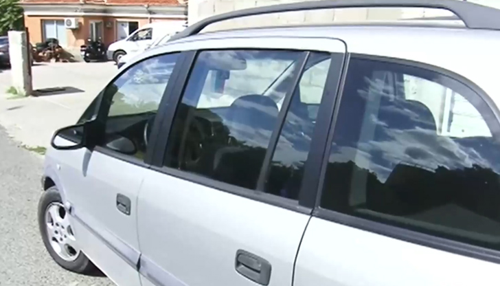 Единият е спрян за проверка, а по-късно вторият отишъл да