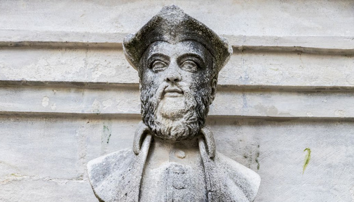 В книгата е открито пророчество за смъртта на кралица Елизабет IIПродажбите