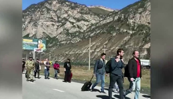 По границите се извиха дълги опашки, а самолетните билети поскъпнаха