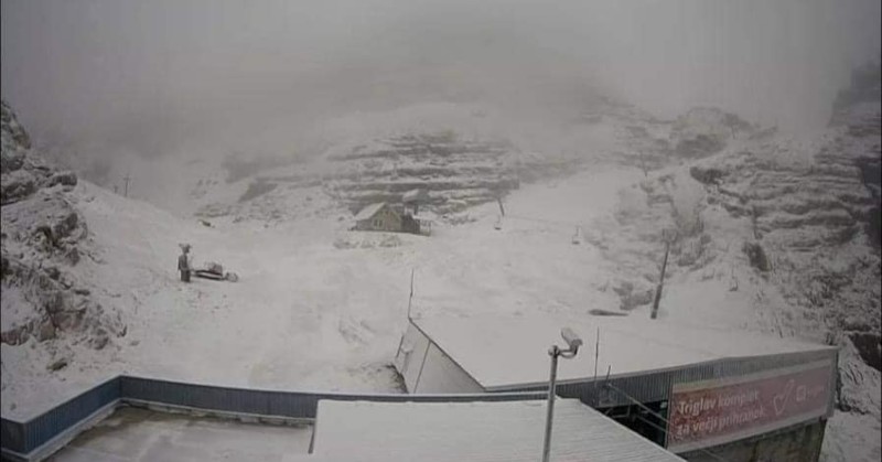 Температурите паднаха до минусВ Словения падна сняг, който продължава да вали,