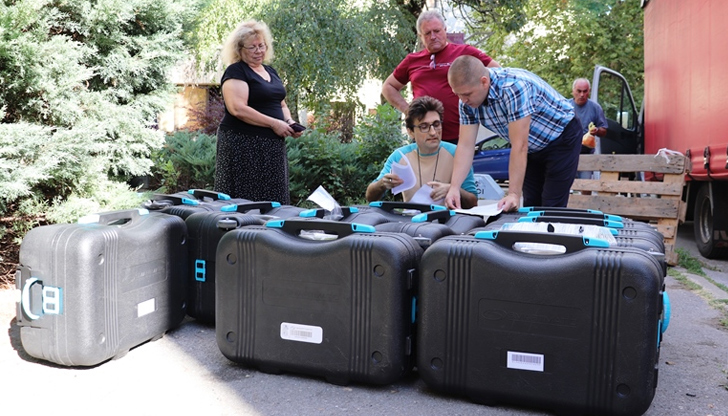 Електронните устройства бяха приети от специално сформиран екип на Областната