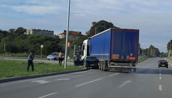 Инцидентът е станал между тир и лек автомобилЖена е пострадала
