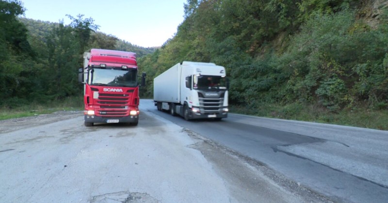 По целия път личат останки от превозни средства, разпилени след