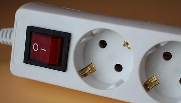 При пътния инцидент са повалени два електрически стълбаКатастрофа в Рогош