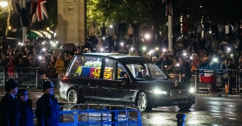 Ковчегът с тленните останки на кралица Елизабет Втора пристигна в