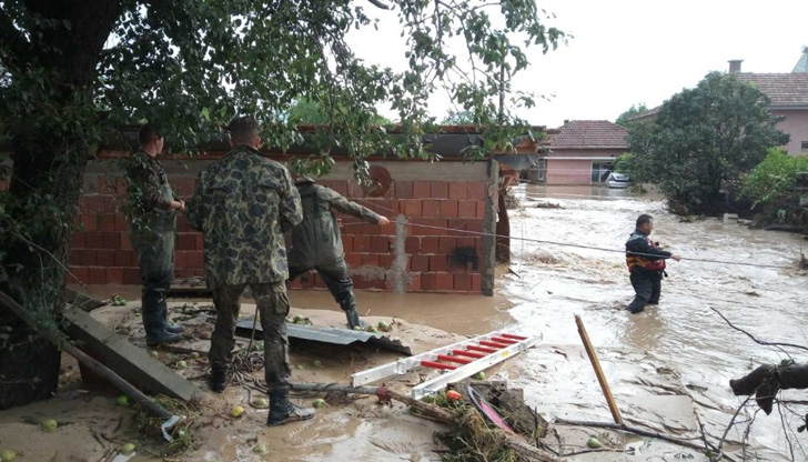 Трети ден военнослужещи ще помагат в община Карлово заради щетите