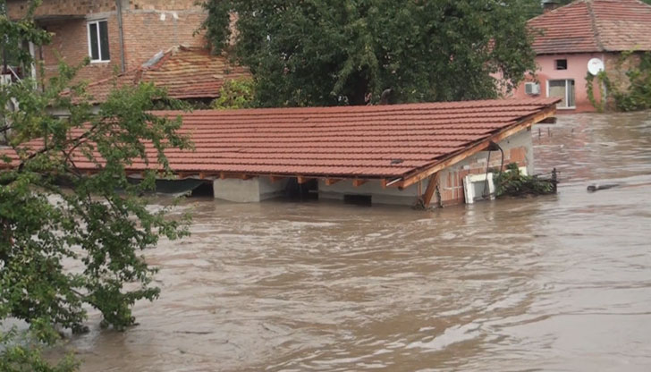 Калта от половината наводнени къщи вече е разчистенаВъв Фейсбук се