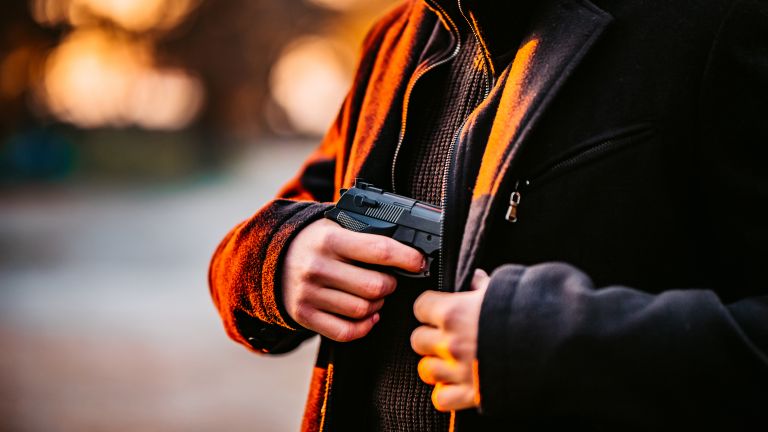 Криминално проявен мъж е задържан за безразборна стрелба с газов пистолет в парк