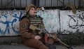 Украински войник се крие по време на атака с дронове над Киев