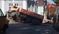 Камион пропадна в изкоп на ВиК в центъра на Русе