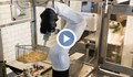 Робот с изкуствен интелект пържи картофи в ресторант