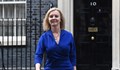 Лиз Тръс остава, но анкети сочат, че дните ѝ на премиер са преброени