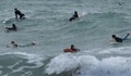 Силен вятър във Варна изкара десетки сърфисти