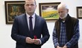 Пенчо Милков удостои живописеца Тодор Делев със златна значка за цялостен принос