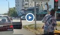 Жена дебне светофар във Велико Търново