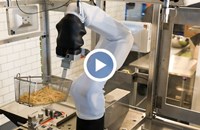 Робот с изкуствен интелект пържи картофи в ресторант