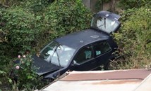 Куриозен случай в Дупница: Кола падна в двор на къща