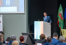 По думите му местните власти трябва или да започнат да