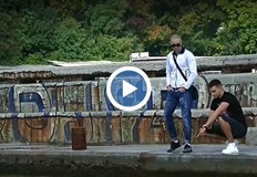 Всичко се случва в полунощ в петък вечерта когато 56 годишна