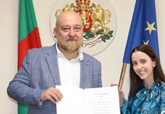 Удостоверението ѝ за завършената практика бе връчено от областния управител Анатоли
