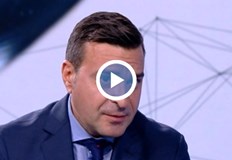 Според журналиста униформените ги изнудват и ги ескортиратСпоред разказа на