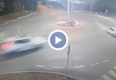 След удара джипът влачи другата кола в продължение на метриОхранителна