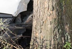 Товарният автомобил се е отклонил вляво по посока на движението