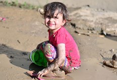 Някои естествени материали като почвата и калта съдържат изненадващо мощни