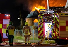 На кадри се вижда как пламъци са обхванали 24 етажната сградаНебостъргач