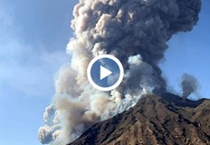 Потокът от лава достигна до моретоВулканът Стромболи намиращ се на