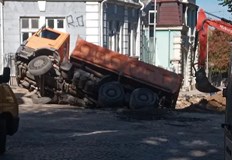Изкопните работи се извършват по ул Цар Калоян Камион пропадна в