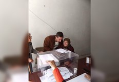 Баба Радка Делева от село Тертер отиде до урната придружена