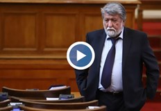 В емоционална реч той оттегли номинацията си за председател на