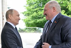 Тракторът е от среден клас с 6 цилиндров двигателБеларуският президентАлександър Лукашенко