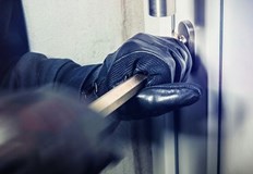 В жилището е проникнато след изкъртване на входната врата и