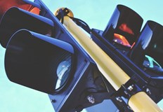 Причината е пътен инцидентСветофарът на кръстовището при Търговски комплекс Ялта