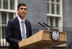 Той е първият в историята на Великобритания премиер с индийски