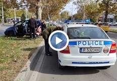 Катастрофа между два автомобила доведе до удар в дърво на