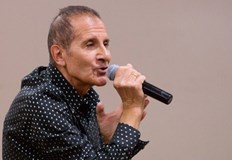 Популярен БГ влогър упражни върху естрадния ветеран т нар пранкПанайот Панайотов се