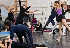 Премиерното представление ще бъде на 23 октомври неделя Балетният спектакъл Козият рог