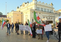 Демонстрацията е и срещу режима в Иран и ограничаването на