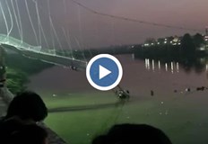 На кадри разпространени от него се вижда как хора се