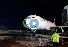 Част от носовата част на машината буквално е отрязанаПилотите успяват