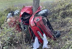 Лек автомобил се обви около дърво след удар в негоТежка катастрофа