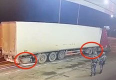 На рентгенова снимка на товара мистериозно изчезват резервната гума и едната