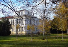 Люба Йоцова е възпитаничка на френския колеж Нотр Дам днешната Английска