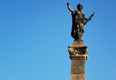 Неслучайно Русе е наричан град на първите неща и на модерността Три дами